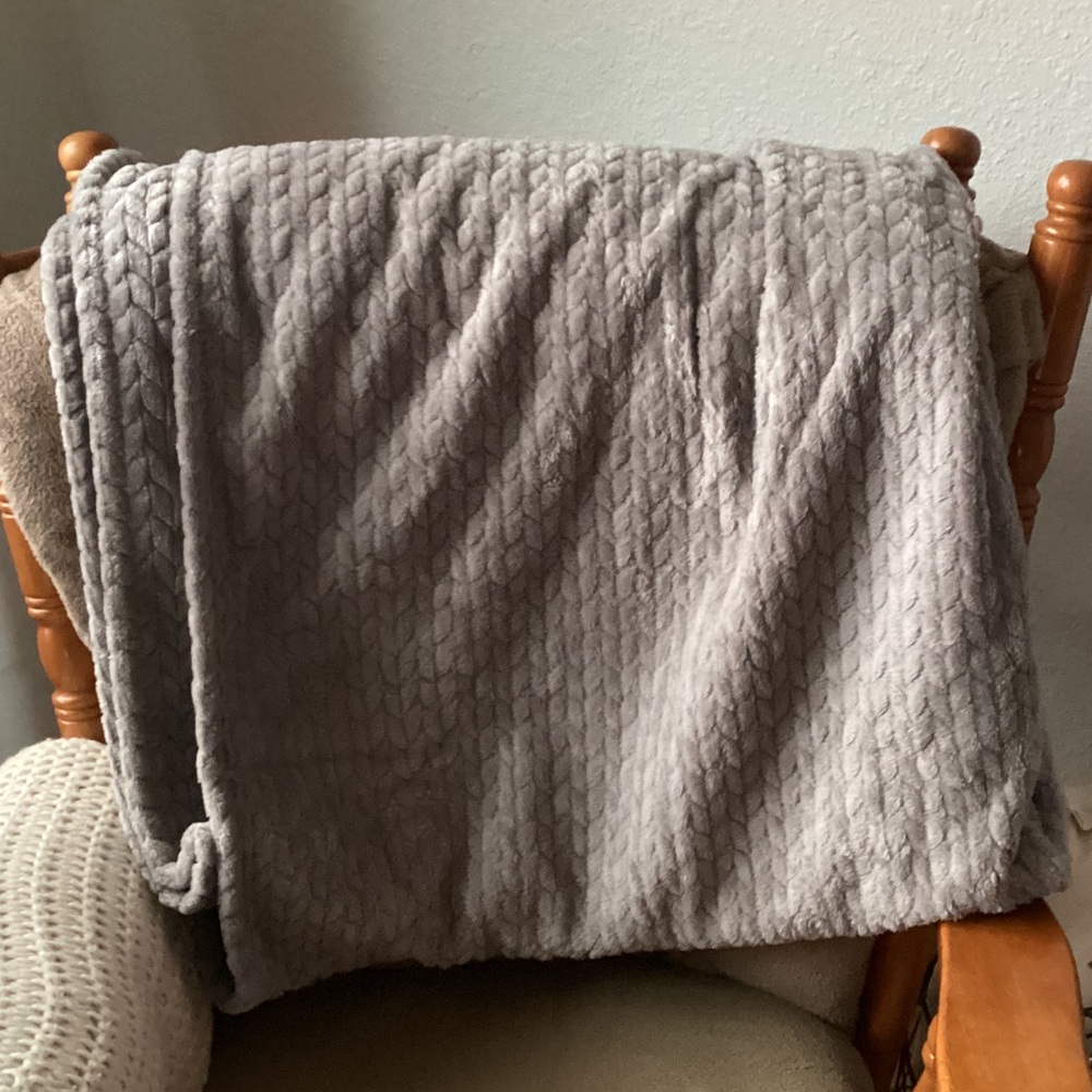 Cozy Quilted Plush Throw Blanket - Gray